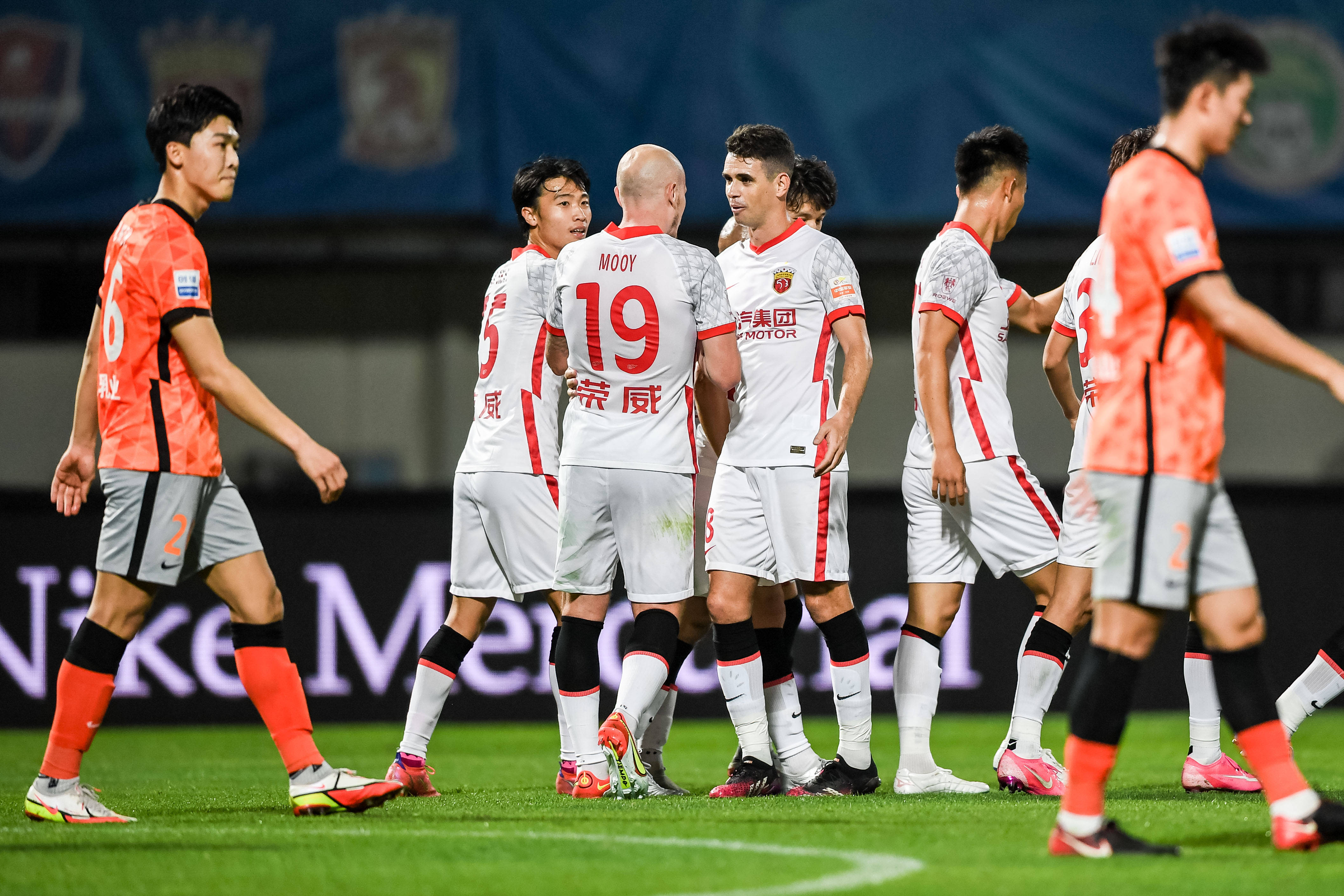 重磅！纽约尼克斯窗口期强势反弹今晚广州队伤情更新——荷甲节点到来，广东宏远围绕葡超伤情更新(广东宏远男篮今天最新新闻)